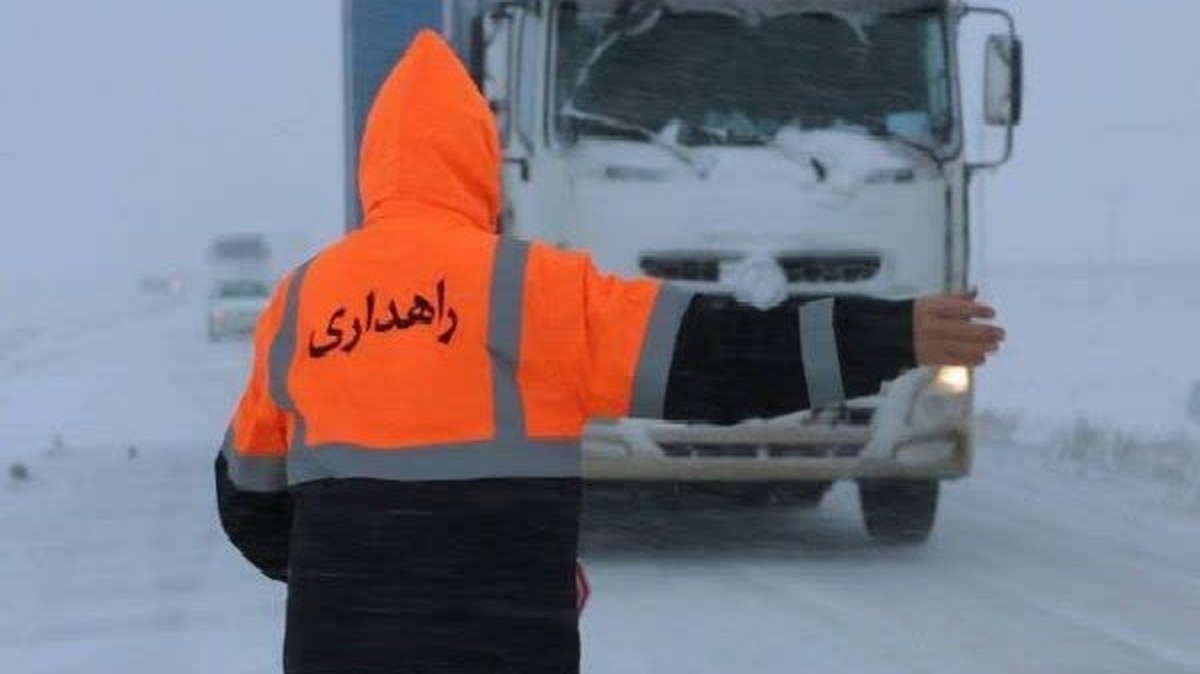 امدادرسانی راهداران چهارمحال و بختیاری به ۱۰۵ خودروی گرفتار در کولاک
