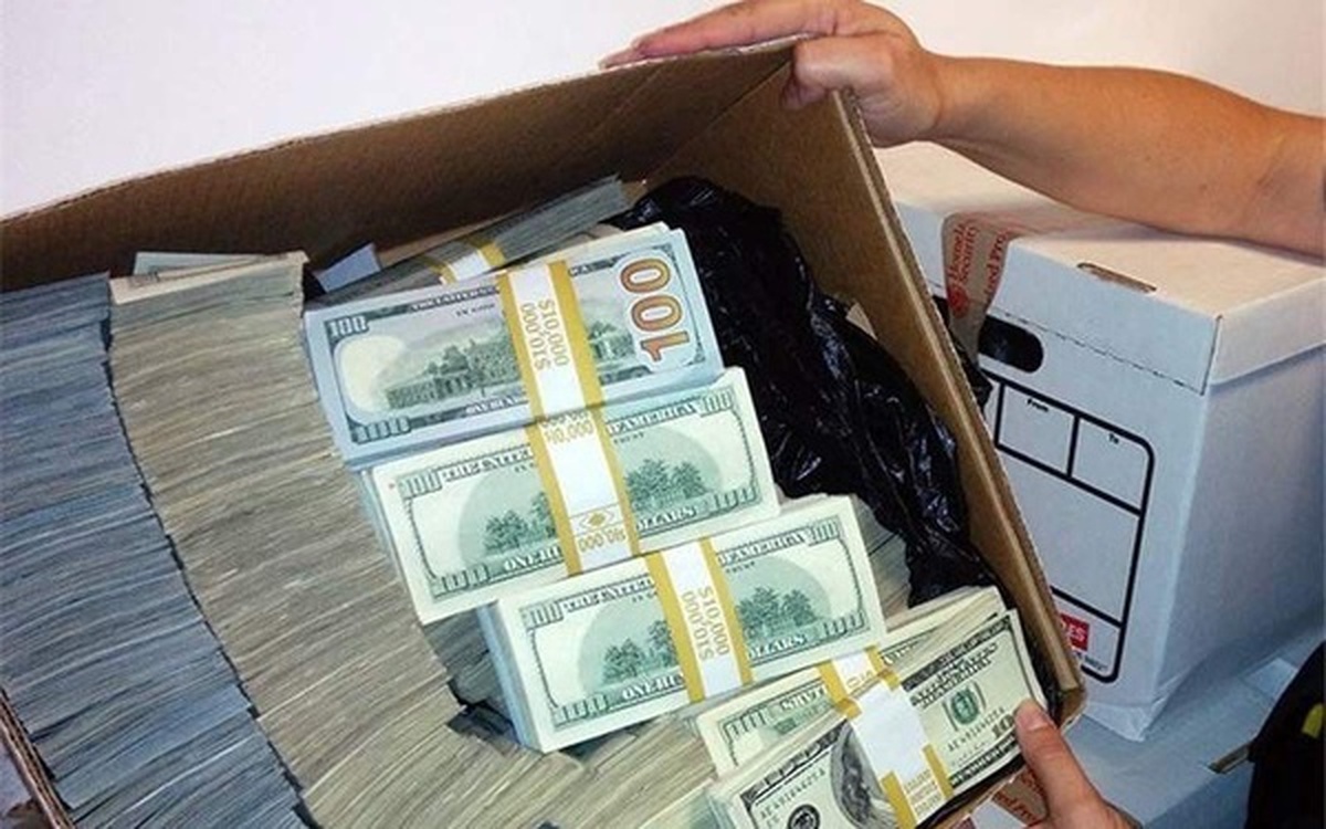 طالبان برای کنترل بازار دلار می‌فروشد