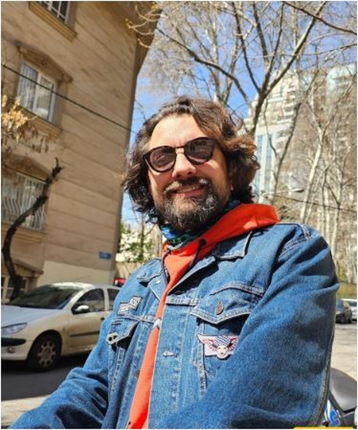 پیاده روی پدر و پسری بهرام رادان و پسر کوچولویش کف خیابان‌های تهران