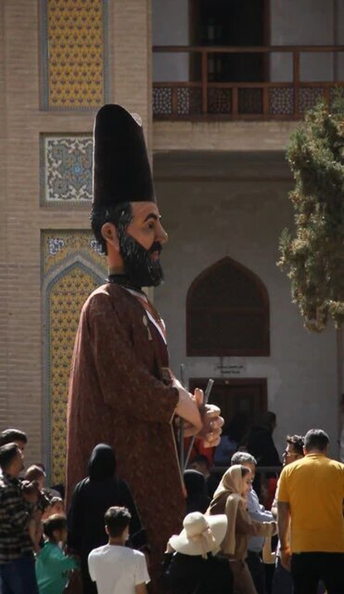 رونمایی از عروسک غول‌پیکر امیرکبیر در کاشان