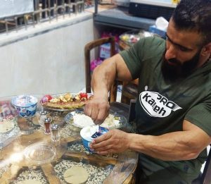 نگاهی به یک وعده صبحانه هادی چوپان/ میز پر و پیمان و هفت رنگ+عکس