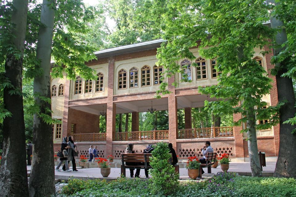 (عکس) شکوه باغ ایرانی در ده‌ونک؛ لاله‌زار بهاری تهران