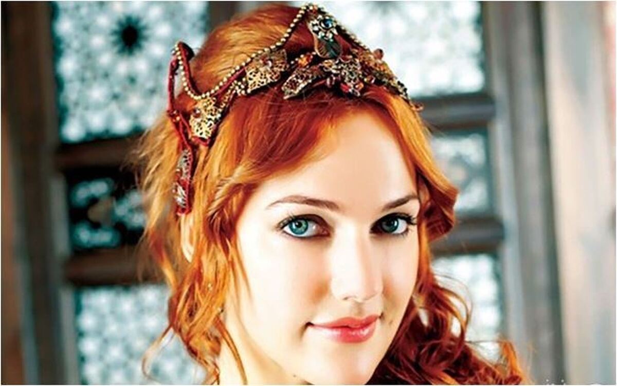 لبخند مادرانه و دلنشین بازیگر سریال خرم سلطان به کودکی کردن‌های فرزندش