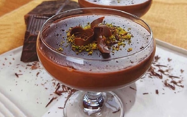 طرز تهیه یک فرنی خاص و شکلاتی که انگشتات رو هم باهاش میخوری!