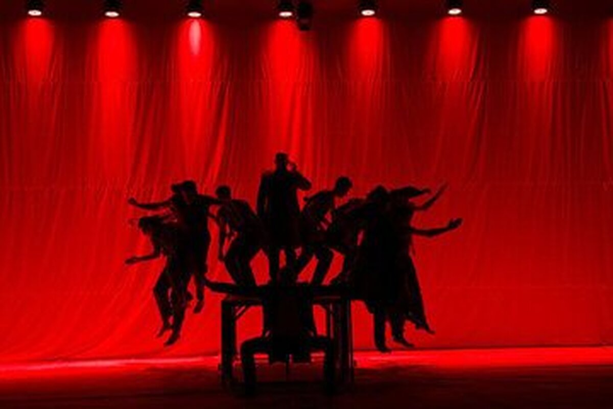 تئائر یک نوع سرگرمی وچهره ای خاص از مذهب است