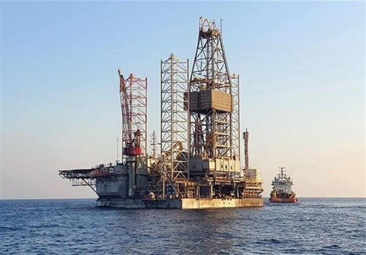 استقرار دکل حفاری در میدان نفتی مشترک اروند
