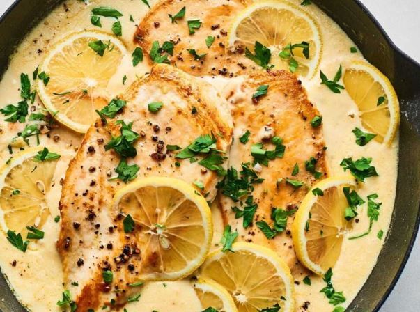طرز تهیه مرغ پارمزان خامه‌ای، مخصوص مهمان‌های ادایی و ویژه!