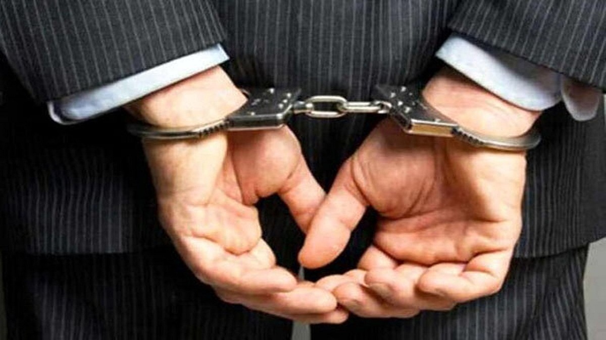 دستگیری قاچاقچی پوشاک در عوارضی قم به کاشان