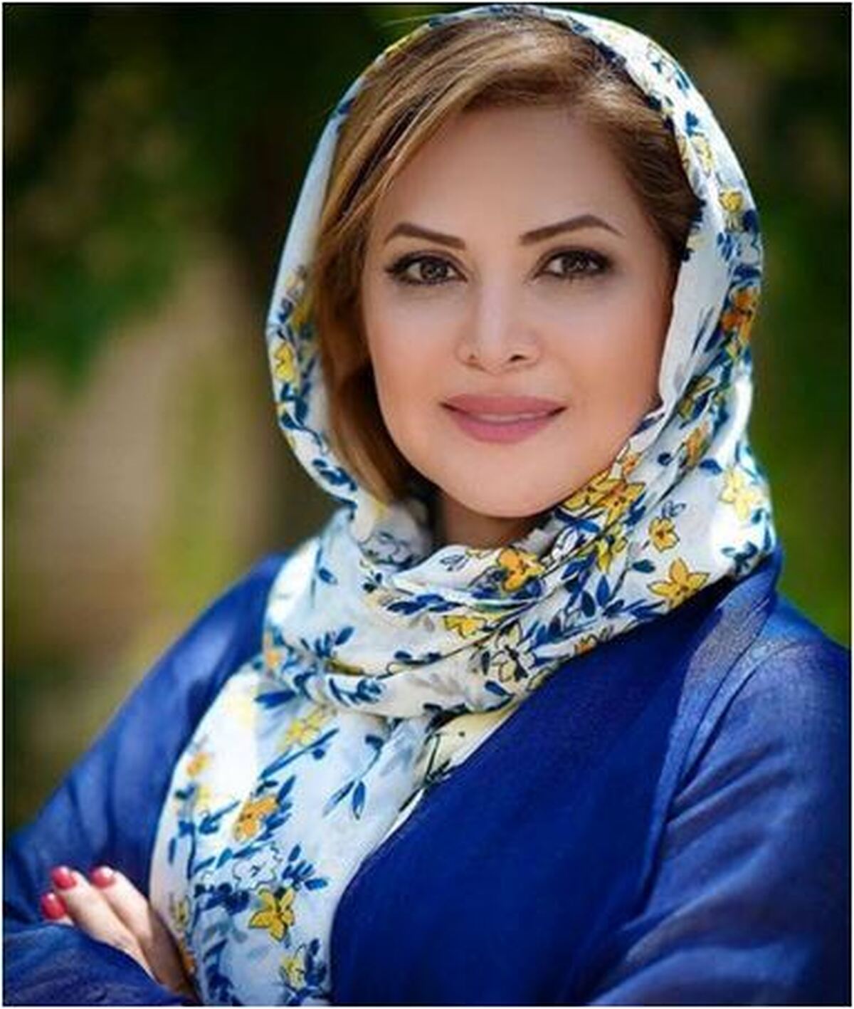 میکاپ دلنشین و رژ قرمز کمند امیرسلیمانی با شال خوش رنگش تکمیل شد+عکس