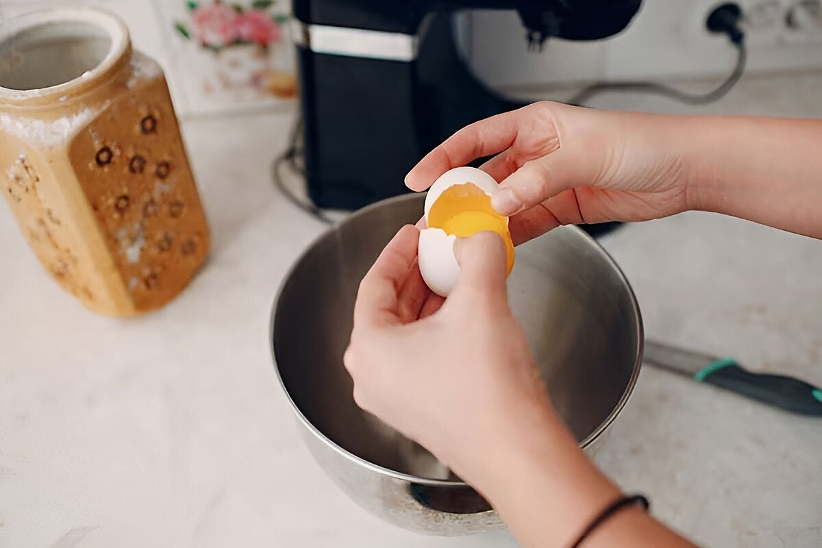 چگونه کیک قابلمه‌ای با پف زیاد درست کنیم؟