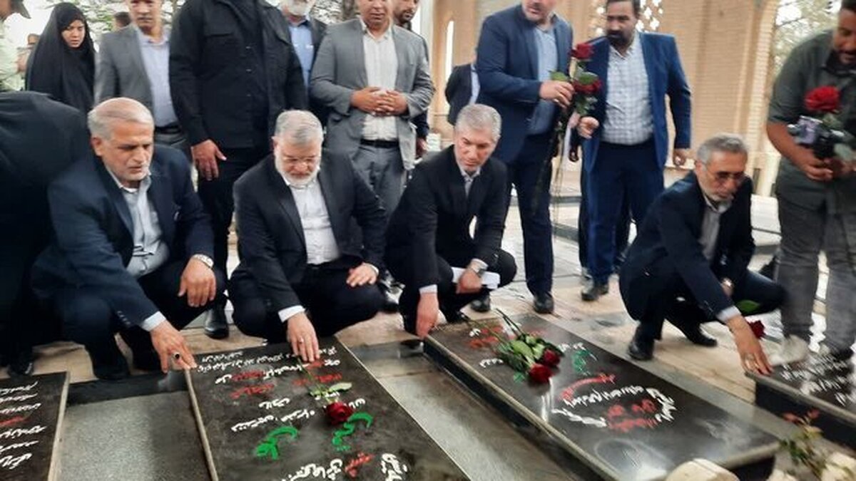 استاندار تهران به مقام شامخ شهدا در پاکدشت ادای احترام کرد