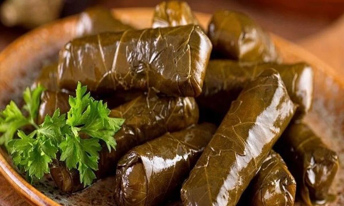 مواد اولیه و طرز پخت دلمه برگ مو محبوب‌ترین غذای ایرانی