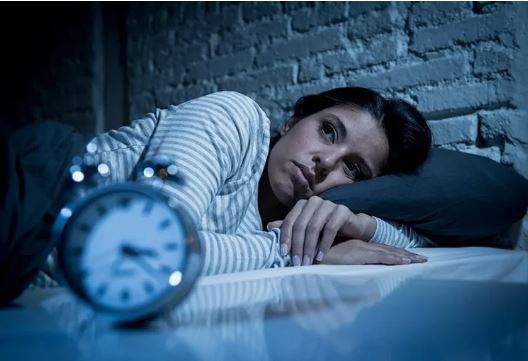 چه عواملی باعث تجربه پرش‌های هیپنیک در خواب می‌شود؟