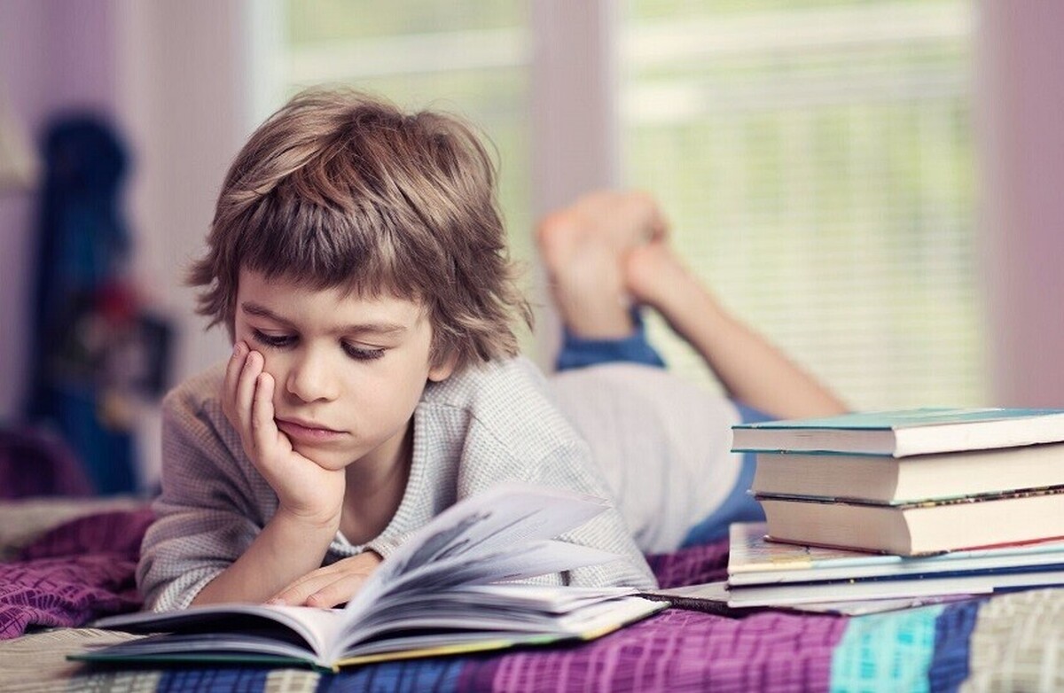 کتاب یا صفحه نمایش؟ مطالعه تفاوت در فعالیت مغز کودک بین خواندن و تماشا را نشان می‌دهد