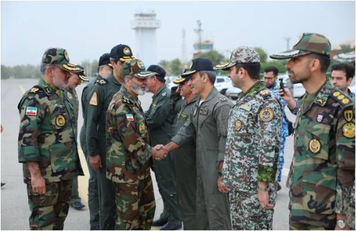 فرمانده کل ارتش از یک پایگاه شکاری بازدید کرد