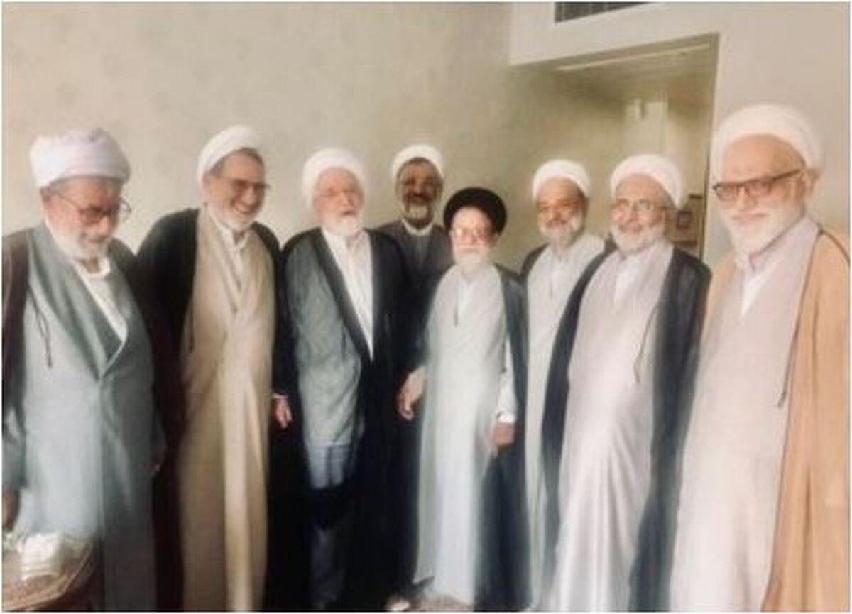 تصویر شکار شده از دیدار جمعی از روحانیون با مهدی کروبی