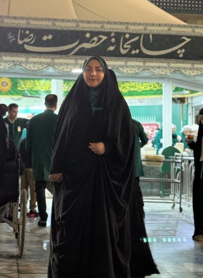 عکس یهویی از المیرا شریفی مقدم با چادر مشکی در حرم امام رضا