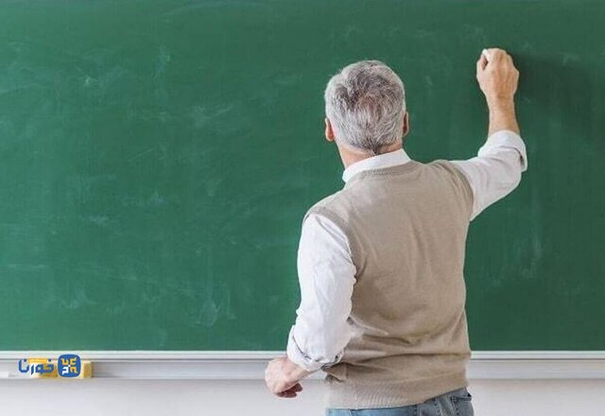 معلمان، معماران توسعه انسانی و حلقه اتصال آموزش به تولید هستند