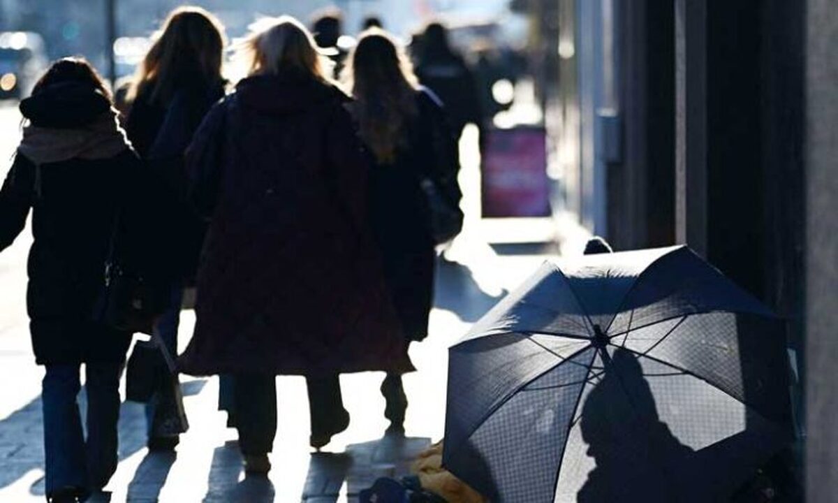 سیگار کشیدن در خیابان‌های پایتخت مد ایتالیا، میلان، از مد افتاد