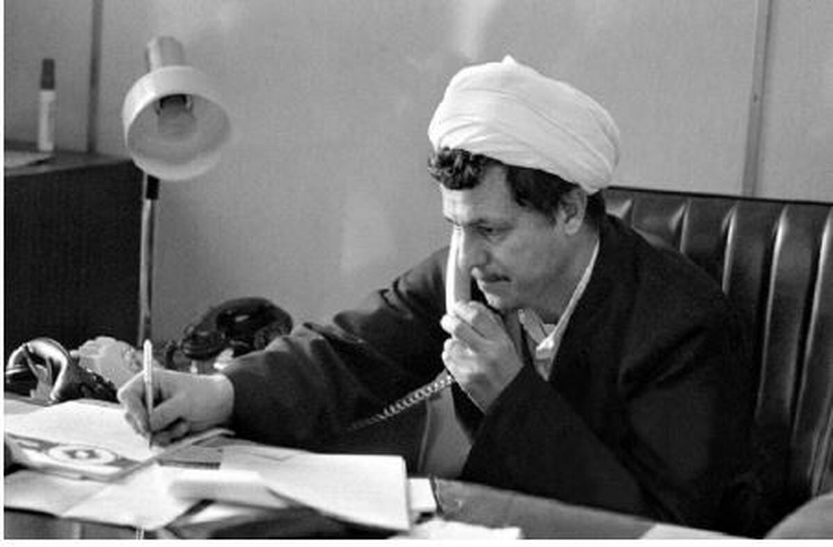 جمعی از هنرمندان به نام در جوار مرحوم هاشمی رفسنجانی در سال ۸۴+عکس
