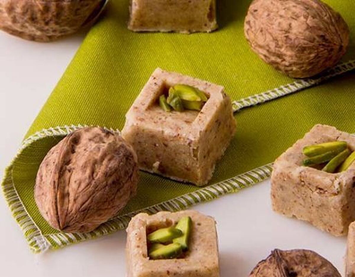 رسپی این حلوای شیک و مجلسی که ترکیبی از آجیل‌های متفاوت با زنجبیل و هل است را از دست ندهید