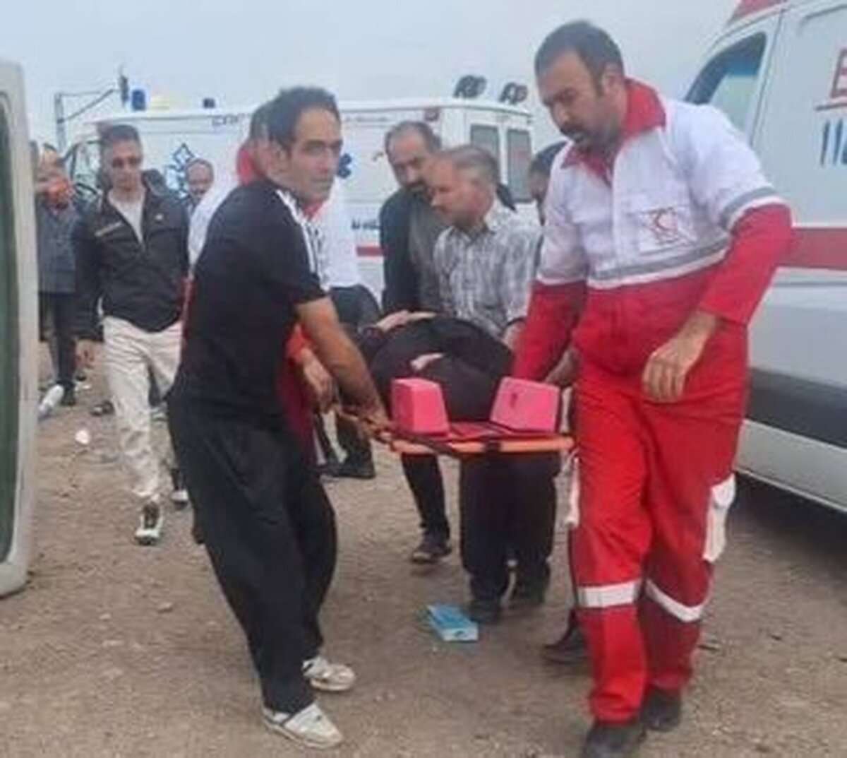 مصدومیت ۱۵ نفر در پی برخورد یک دستگاه مینی‌بوس با وانت مزدا