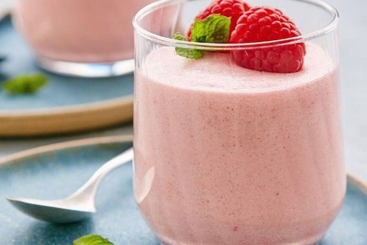 موس تمشک و موز خنک و دلچسب با رنگی جذاب برای روز‌های گرم بهار