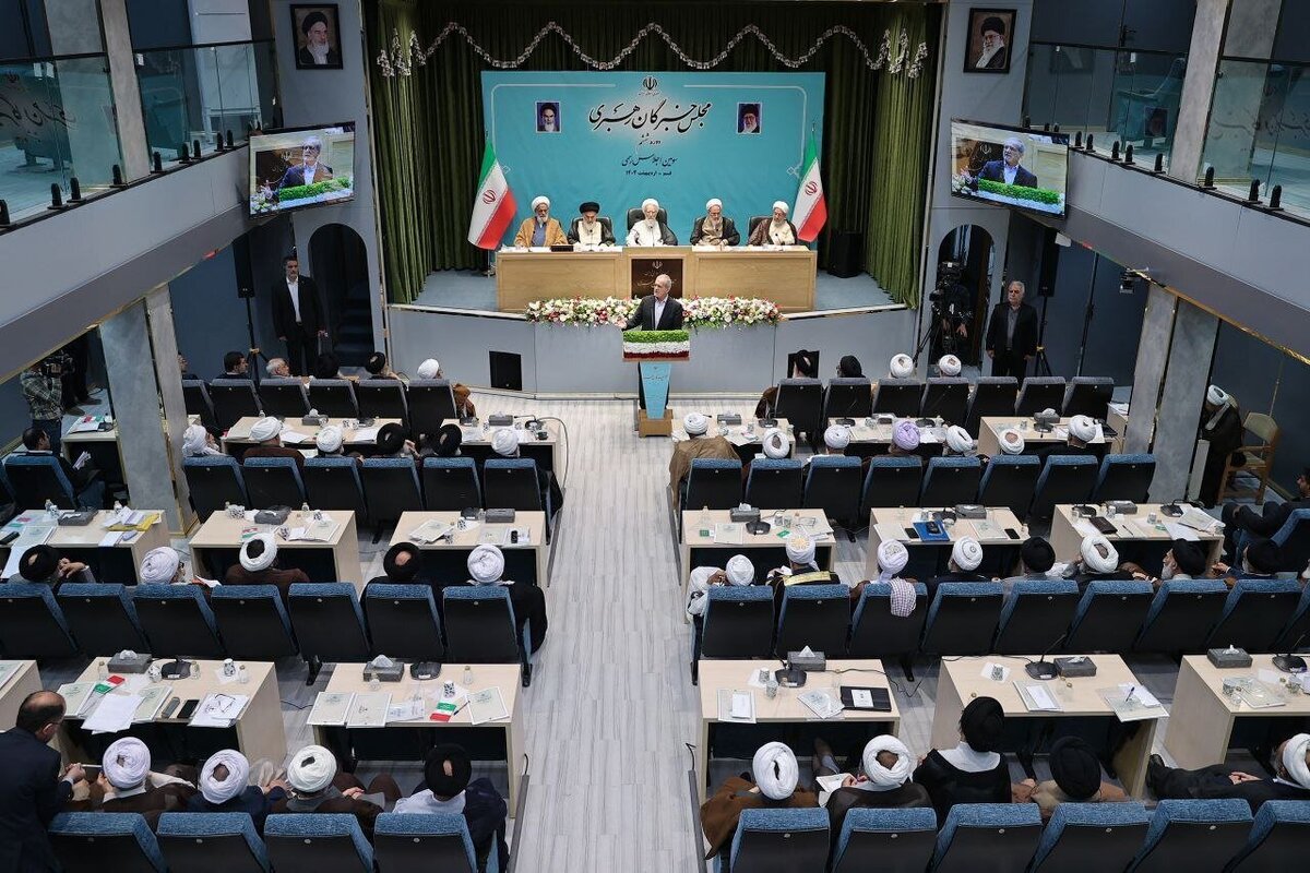 علت برگزاری دوره ششم مجلس خبرگان رهبری در قم چه بود؟