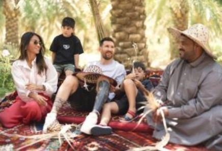 عشق و حال مسی و خانواده اش زیر درخت نخل در عربستان