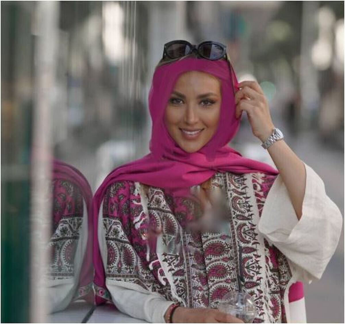 تدارکات ویژه مینا مختاری برای پذیرایی از مهمان‌های مخصوصش دیدن دارد/چه میز بلند و بالایی هم چیده!