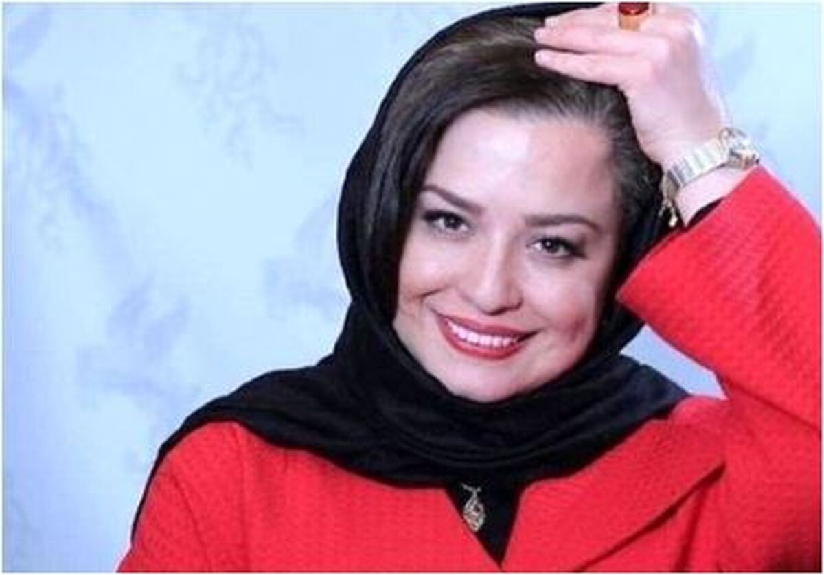 وقت گذرانی تک نفره مهراه شریفی نیا در بالکن گل کاری شده خانه اش با پذیرایی مفصل! +عکس