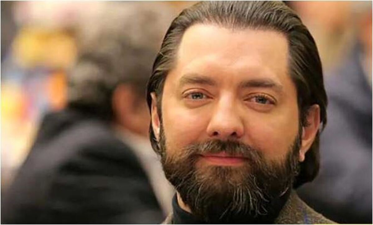 استایل رسمی بهرام رادان با کت سورمه‌ای و شلوار پارچه‌ای سفیدش سونامی به پا کرد