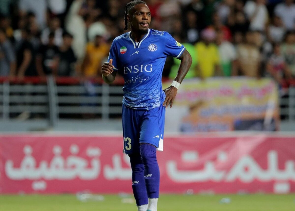 بیفوما برای تن کردن لباس پرسپولیس چقدر پول گرفت؟