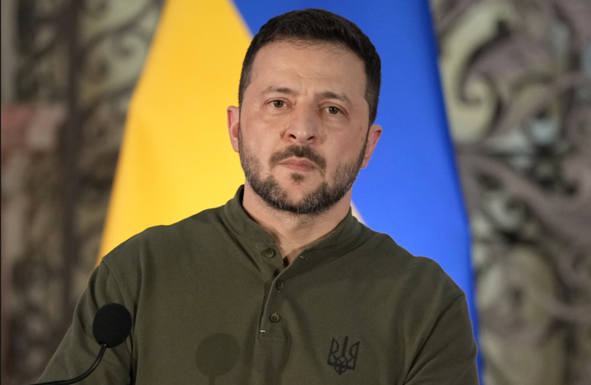 زلنسکی دلیل فرمان ممنوعیت مذاکره با روسیه را توضیح می‌دهد و خود را کنار می‌گذارد