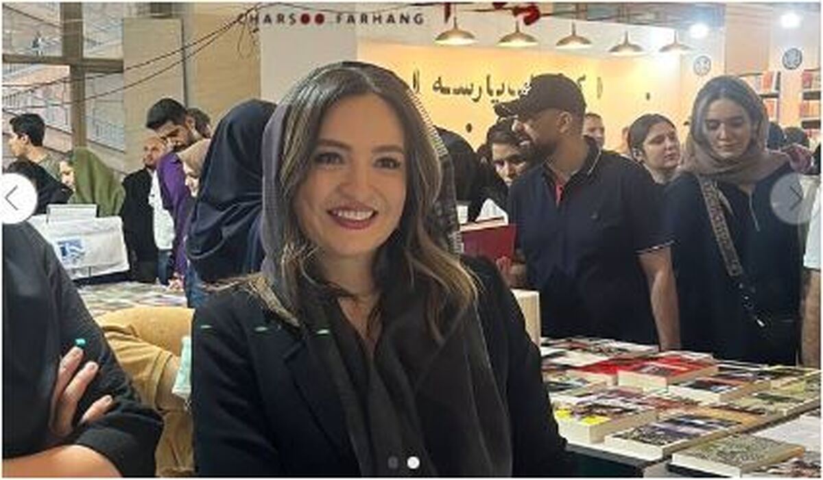 تصویر شکار شده از گلاره عباسی در نمایشگاه کتاب تهران پر بازدید شد