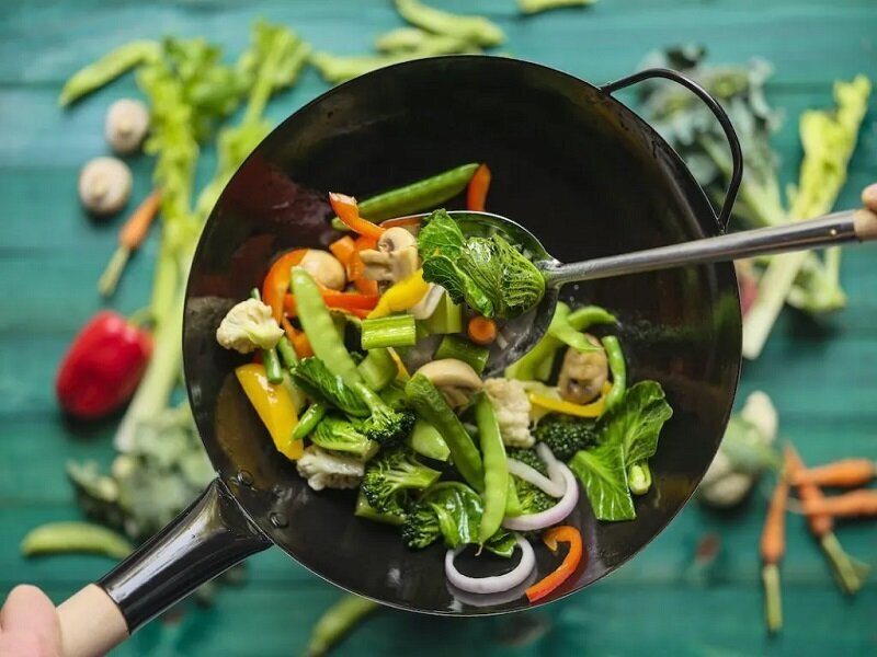 ۴ کار در آشپزی که خاصیت مواد غذایی را از بین می‌برد