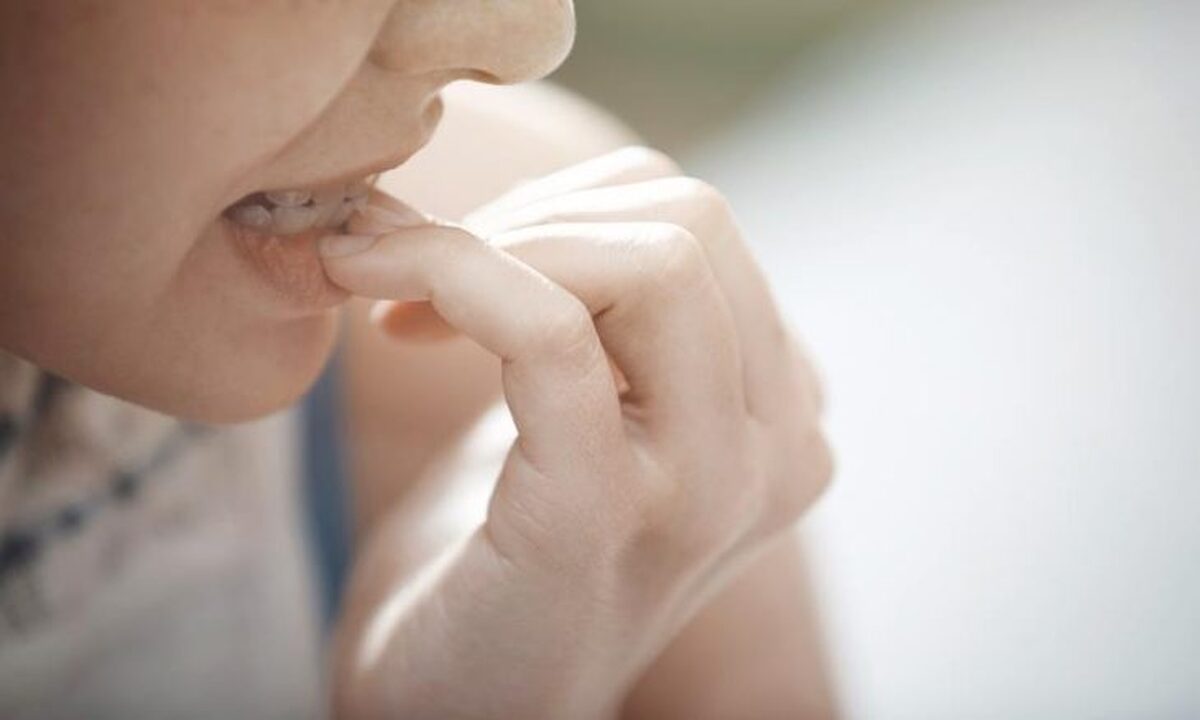 چگونه عادت جویدن ناخن، خاراندن و کشیدن مو را ترک کنیم؟