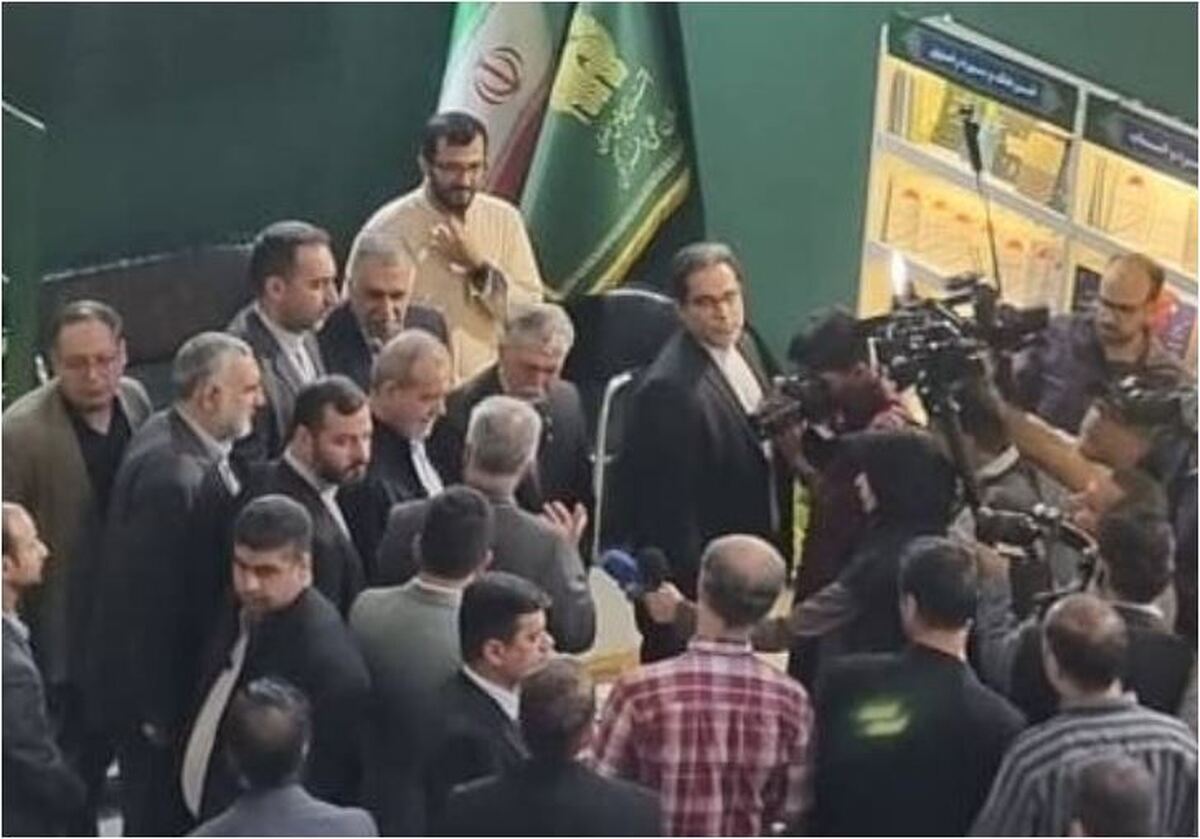 تصویر شکار شده از رئیس جمهور در نمایشگاه کتاب تهران جلب توجه کرد