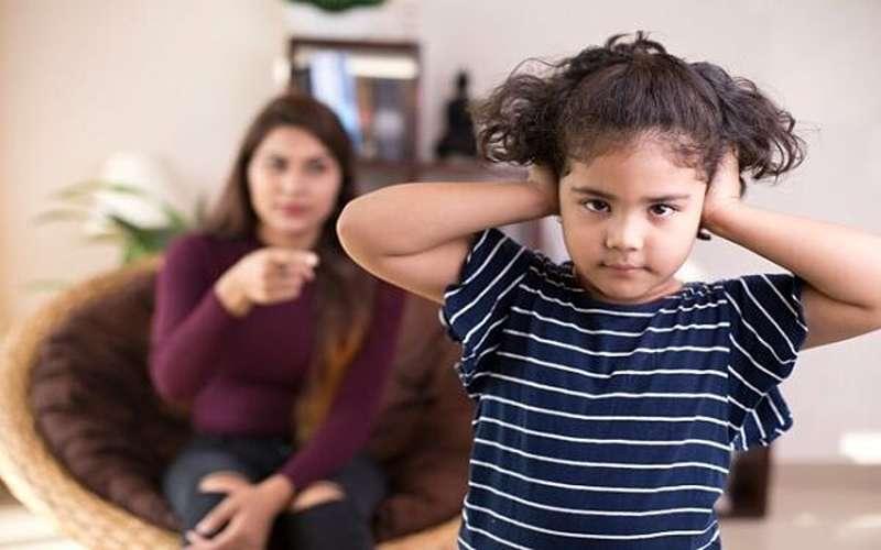 چه رفتار‌های والدین از لجباز شدن کودک جلوگیری می‌کند؟