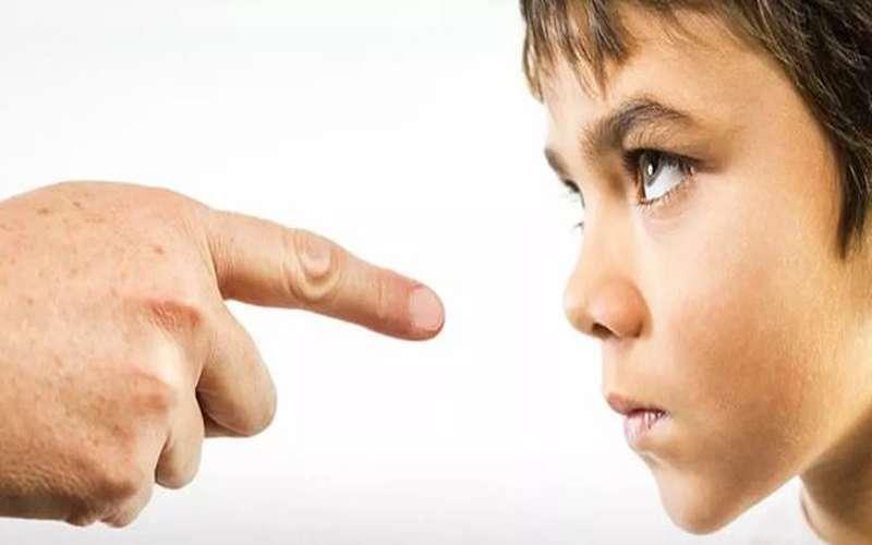 چه رفتار‌های والدین از لجباز شدن کودک جلوگیری می‌کند؟