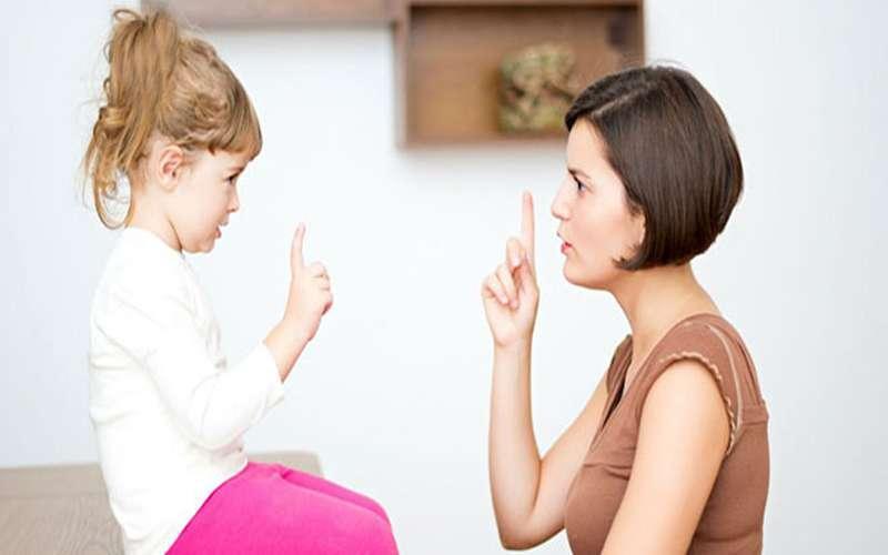 چه رفتار‌های والدین از لجباز شدن کودک جلوگیری می‌کند؟