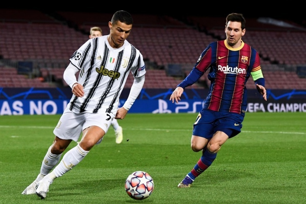 طبق اعلام IFFHS، مسی بهترین بازیکن تاریخ فوتبال است، رونالدو در بین ۳ نفر برتر قرار ندارد