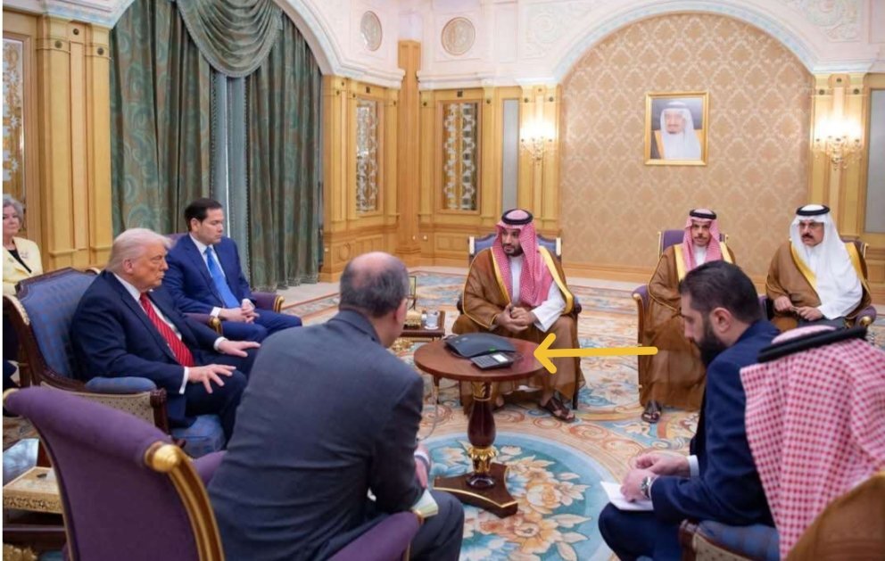 عکس| یک وسیله سیاه رنگ، توجهات را در دیدار ترامپ، جولانی و بن سلمان به خود جلب می‌کند