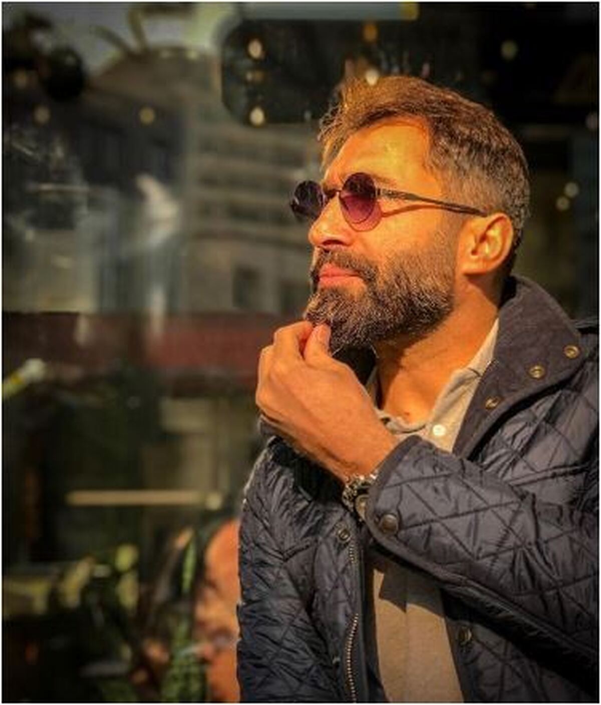 فیگور و استایل عجیب هادی کاظمی سوار بر موتور عهد بوقی اش جنجال به پا کرد!