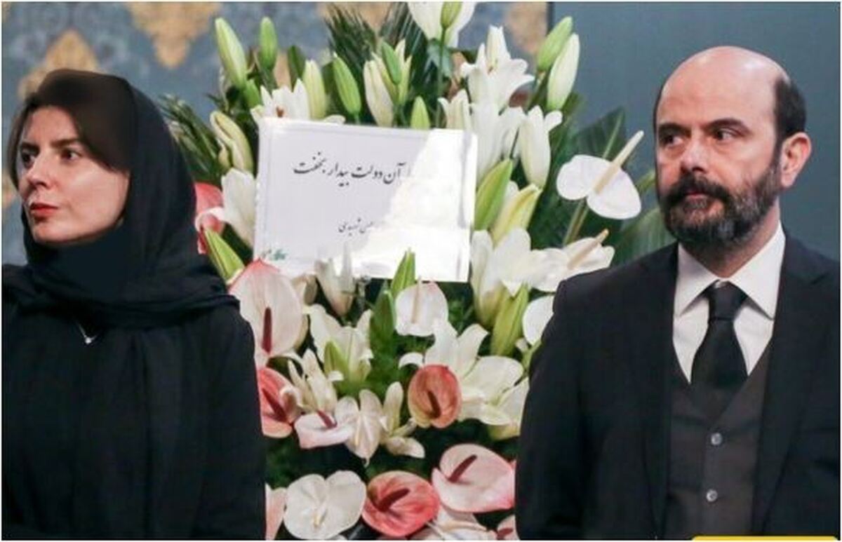 تصویر تازه وایرال شده از میز عزای ساده مادر آسمانی علی مصفا با شمع و تاج گل