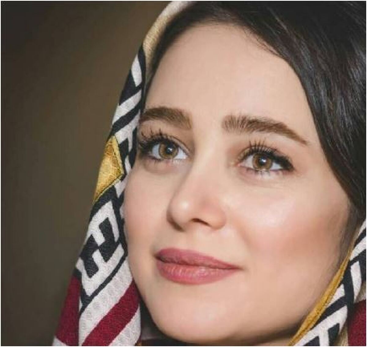 تفریح و باغبانی الناز حبیبی در حیاط درندشت خانه اش دل طرفدارانش را آب کرد! +عکس