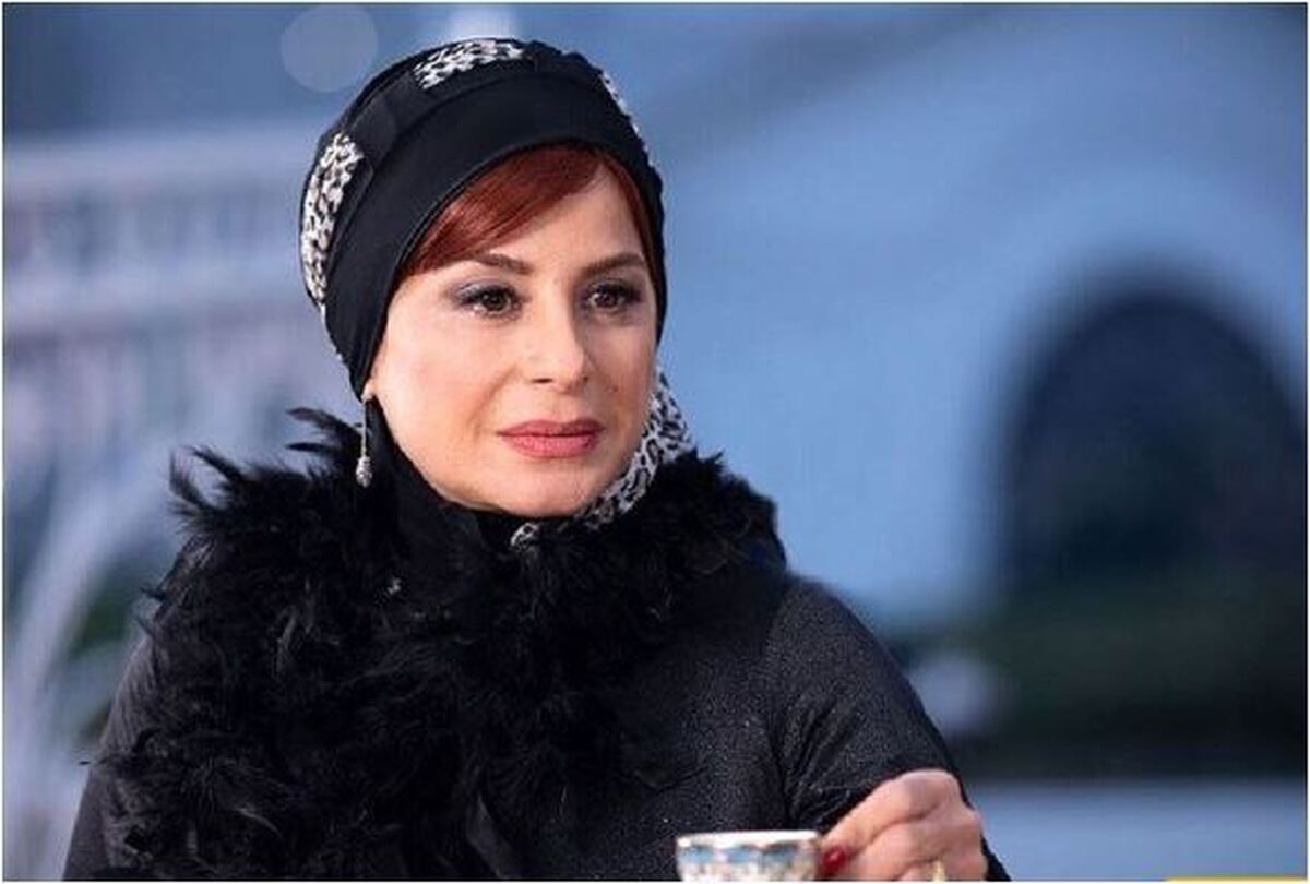 سنگ مزار ساده و بدون متن و شعر پدر آسمانی سیما تیرانداز جلب توجه کرد