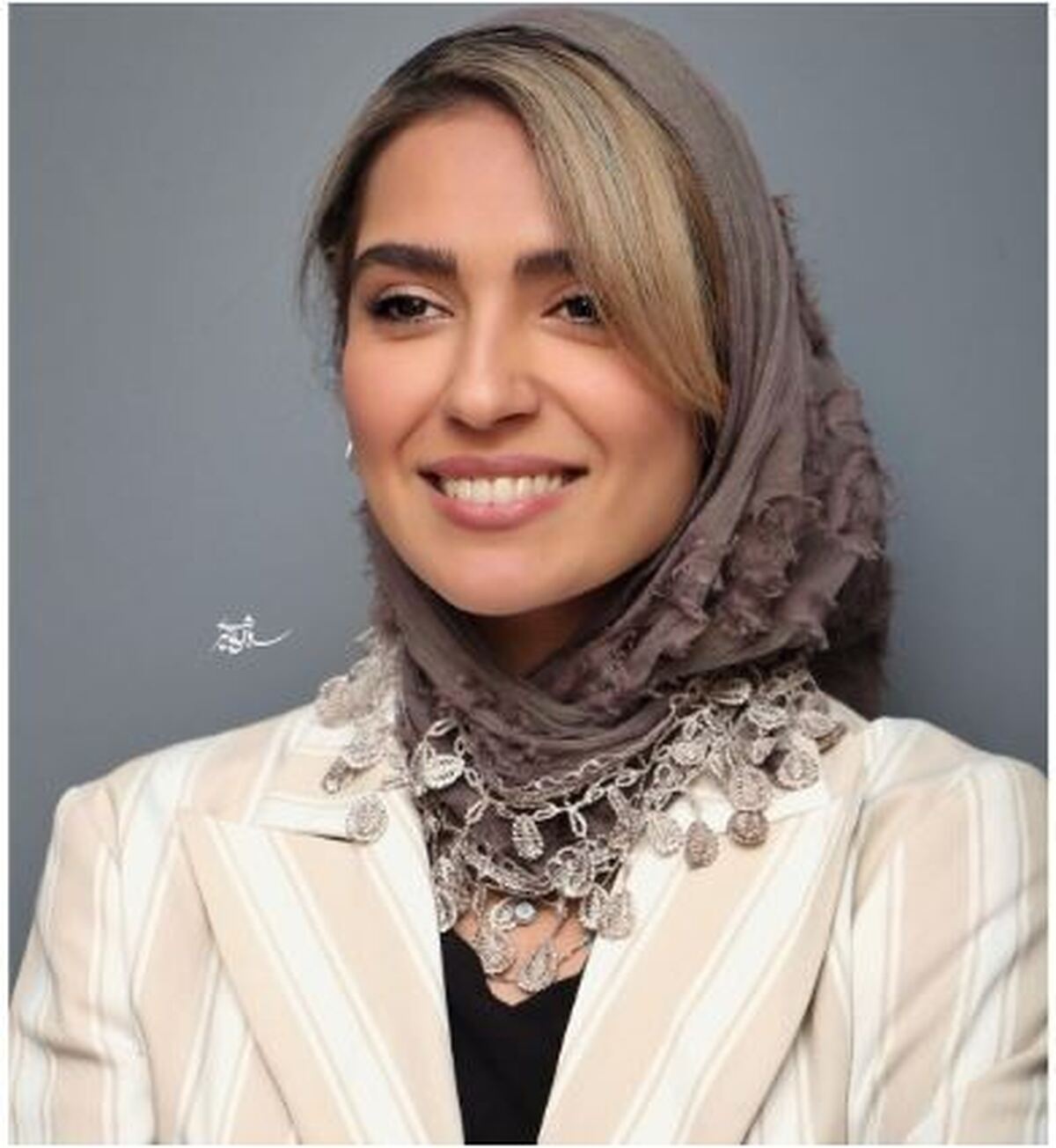 نگاهی به استایل تابستانه مونا کرمی با مانتوی کوتاه و طرح لی!