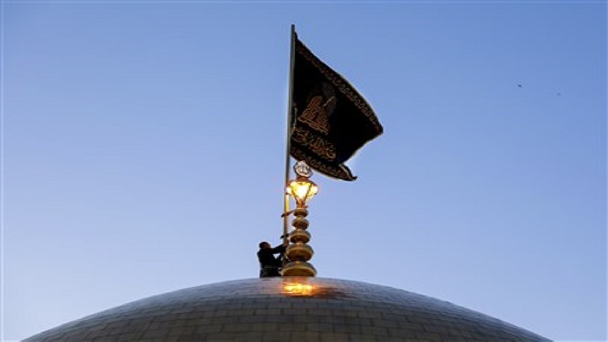 تعویض پرچم حرم رضوی به مناسبت شهادت امام صادق (ع)