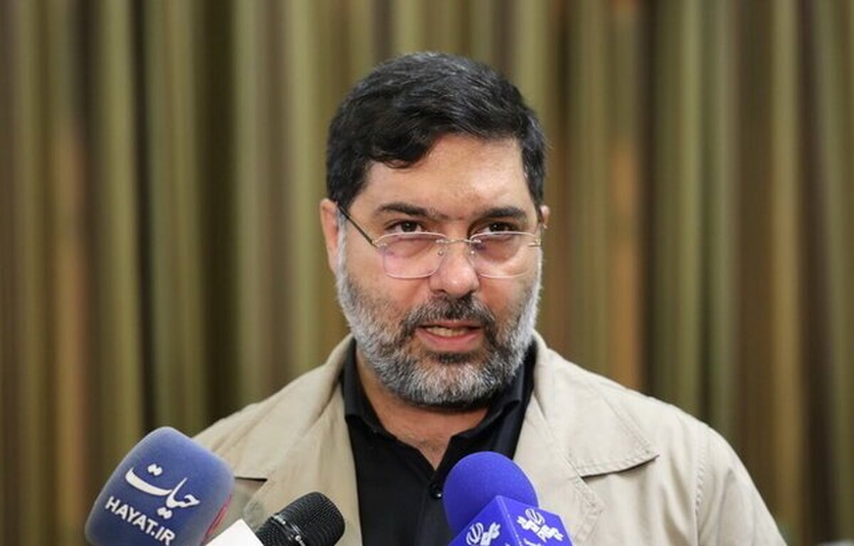انتقاد عضو شورای شهر از نامگذاری اسامی بیگانه بر مراکز تجاری و فروشگاه‌های تهران